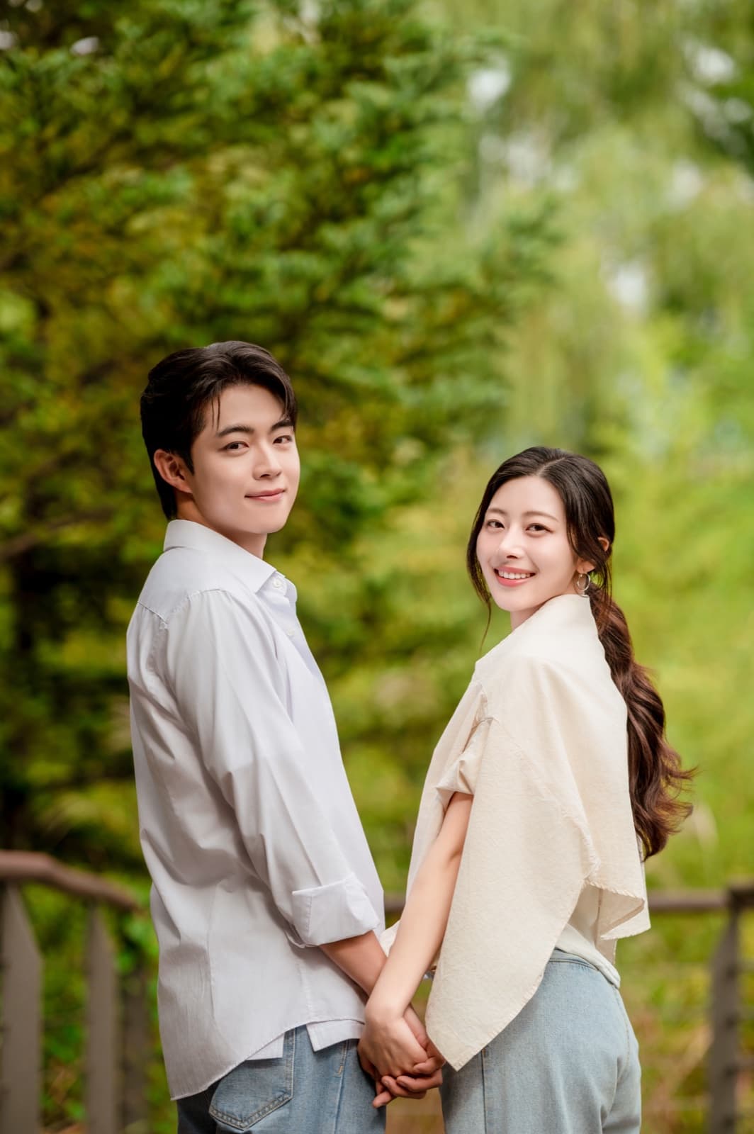 손잡고 미소짓는 커플